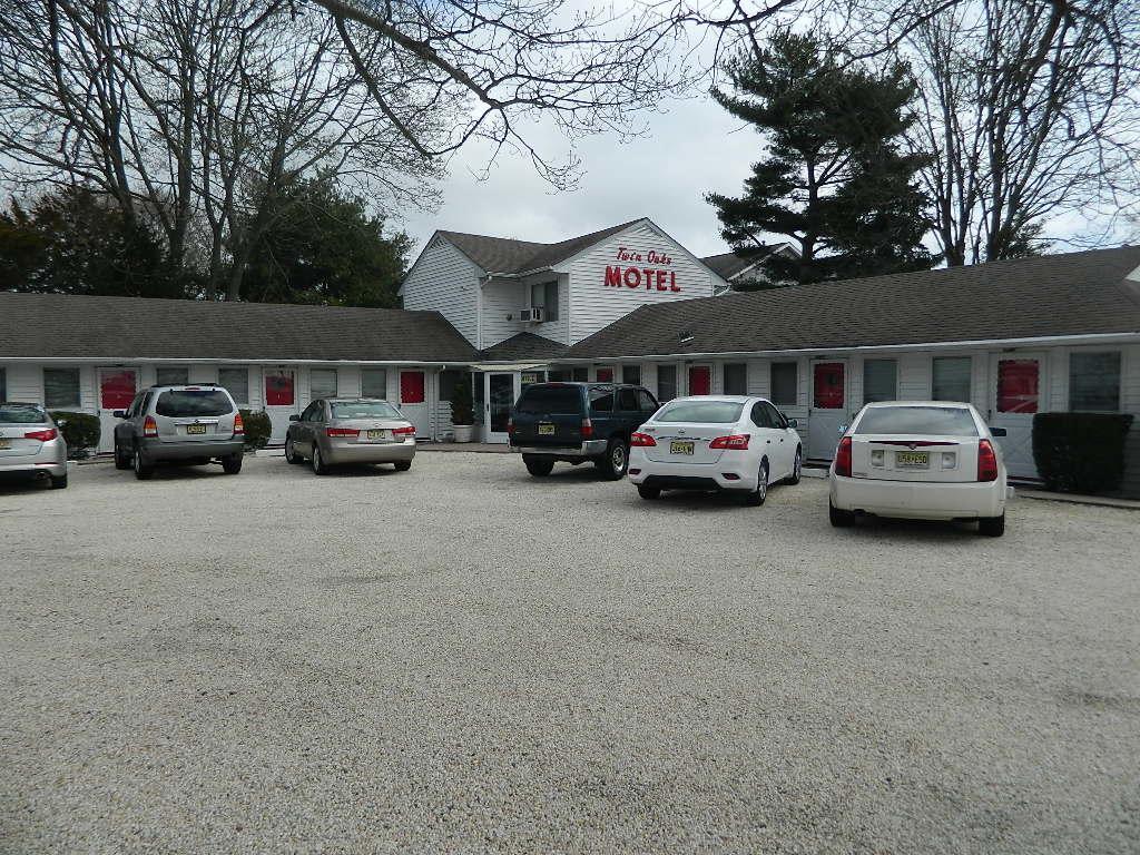 Twin Oaks Motel 2*