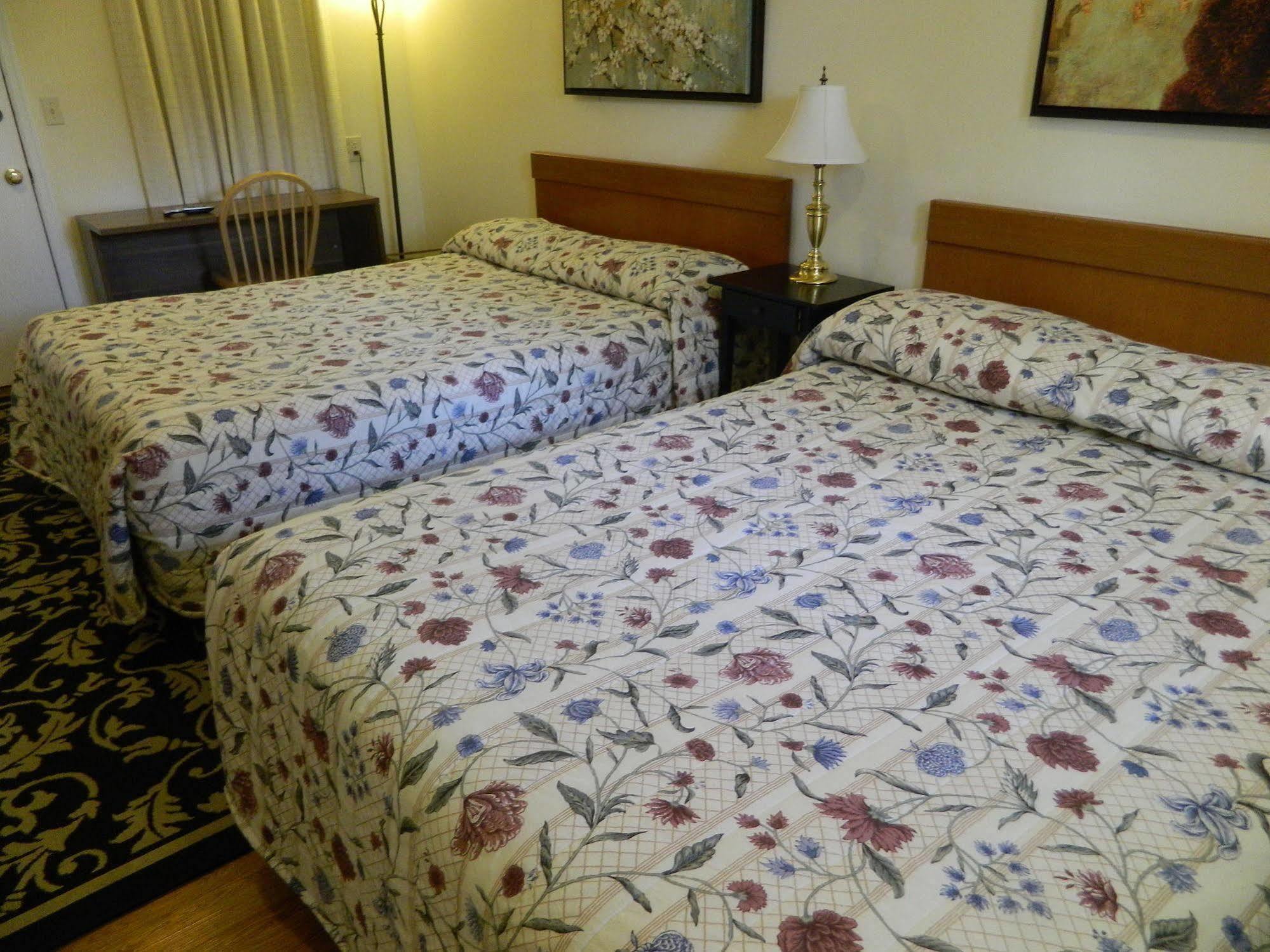 Twin Oaks Motel