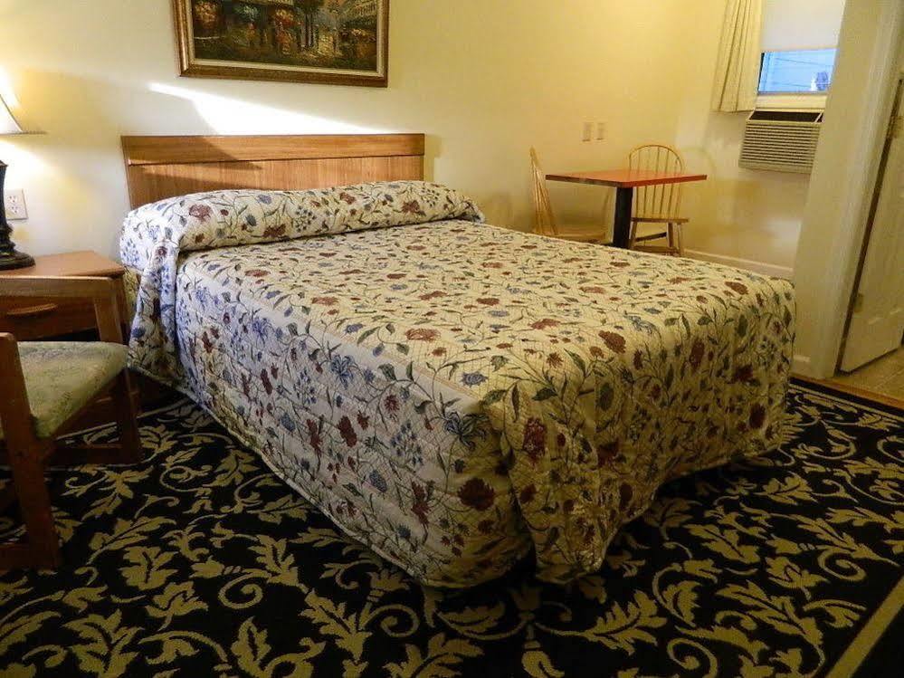 Twin Oaks Motel
